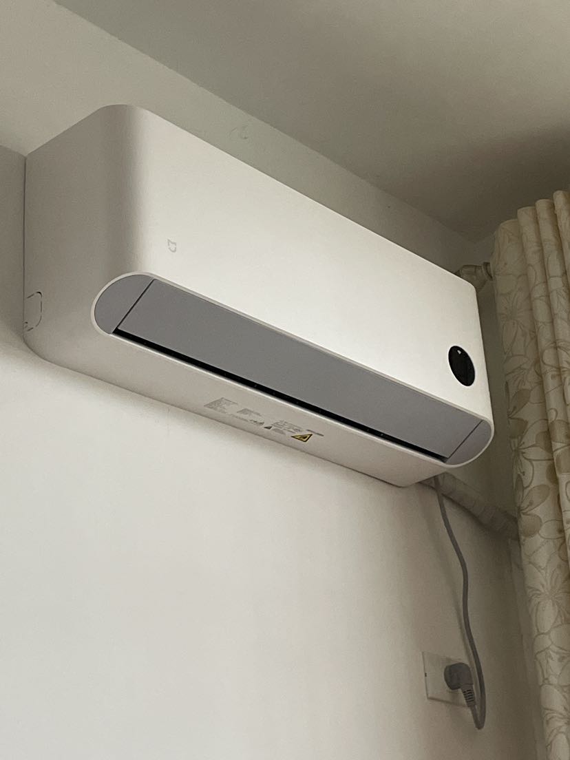 Thiết kế khá gọn nhẹ, màu trắng đặc trưng làm sang trọng cả không gian